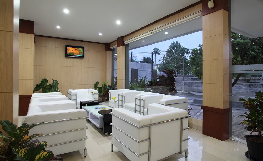 Oyo Flagship 3726 Tembok Batu Residence Tugu Eksteriør billede