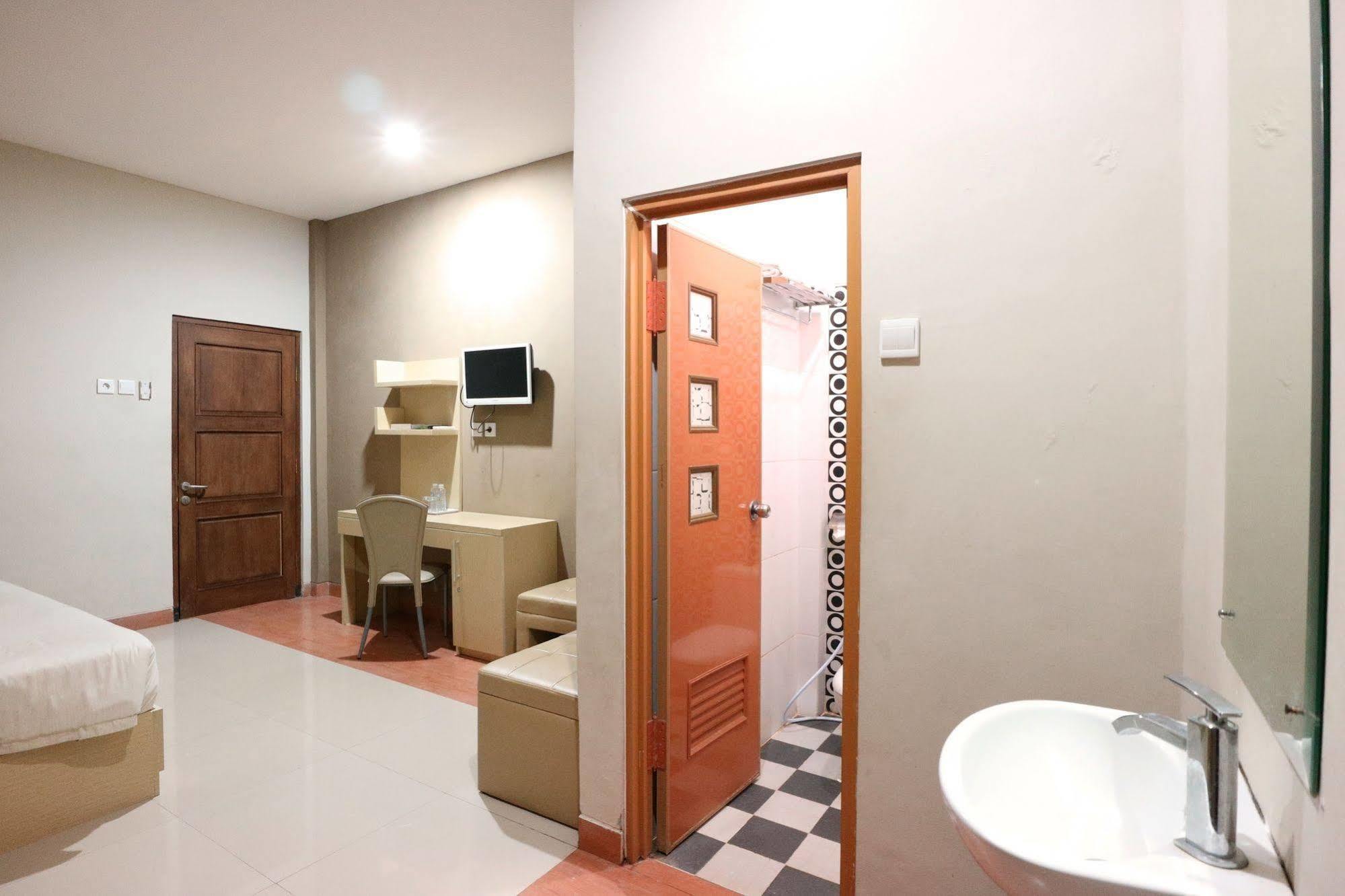Oyo Flagship 3726 Tembok Batu Residence Tugu Eksteriør billede